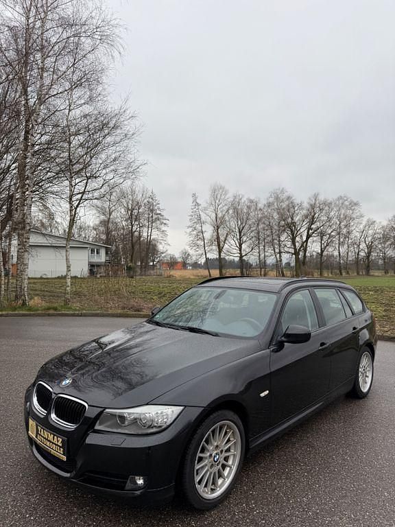 Schwarz Gebraucht 2012 BMW 318 Comfort Edition Kombi | 7.099 € (Fairer Preis) - Bild 1/4