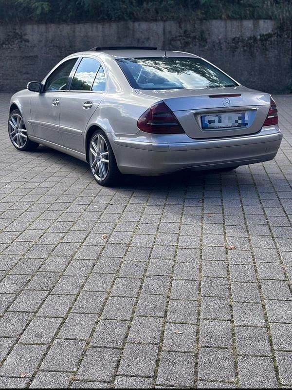 Beige Gebraucht 2003 Mercedes E220 Limousine | 2.200 € (Superpreis) - Bild 1/4