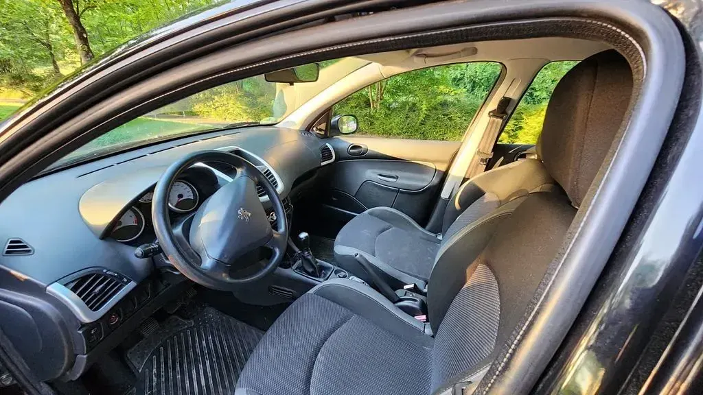 Gebraucht Peugeot 206 75 PS (55 kW) 2010 Schwarz Limousine