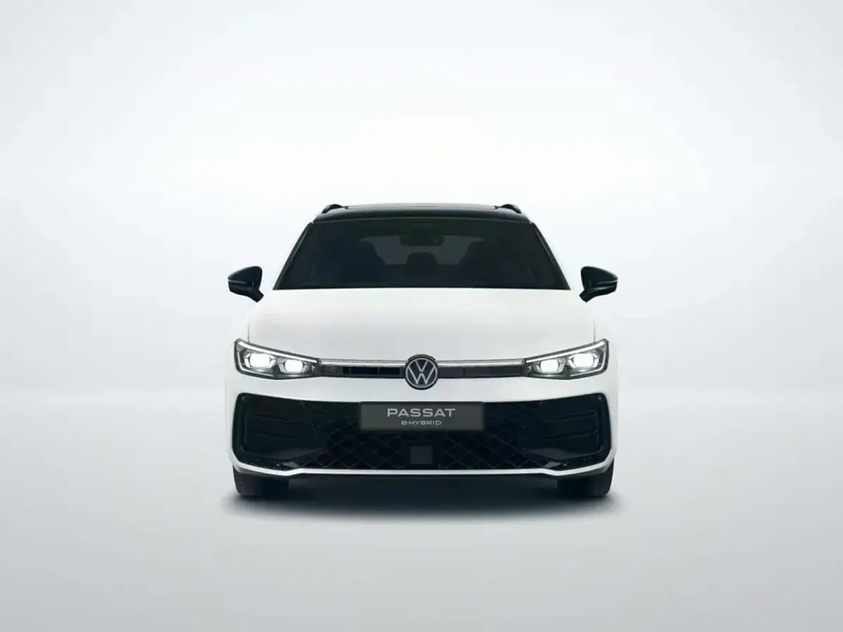 Gebraucht VW Passat R-line 272 PS (200 kW) 2025 Oryxweiß perlmutteffekt Kombi