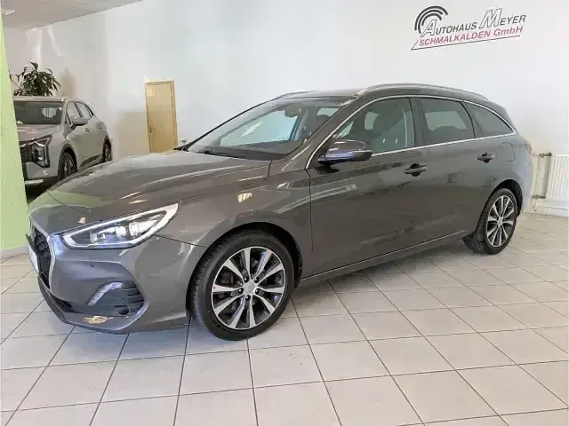 Gebraucht Hyundai i30 Premium 136 PS (100 kW) 2019 Braun Kombi