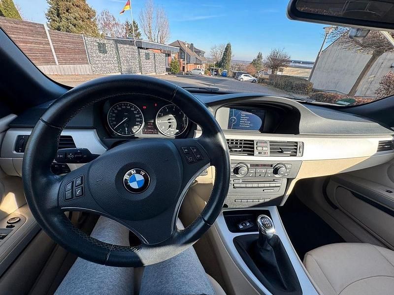 Braun Gebraucht 2011 BMW 320 Cabriolet Sport Line Cabrio | 11.600 € (Guter Preis) - Bild 1/4