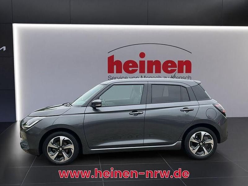 Grau Gebraucht 2024 Suzuki Swift Comfort+ Kleinwagen | 16.299 € (Fairer Preis) - Bild 1/4