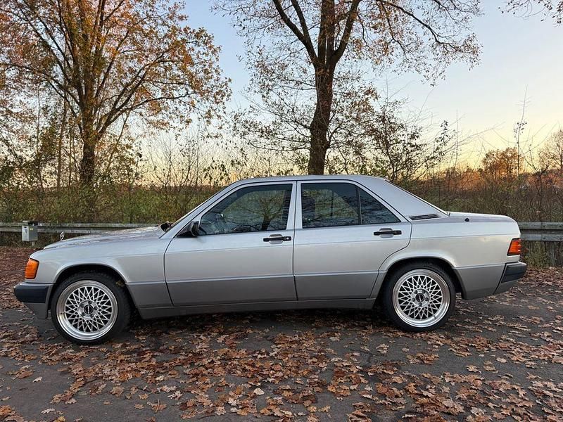 Gebraucht Mercedes 190 109 PS (80 kW) 1991 Silber Limousine