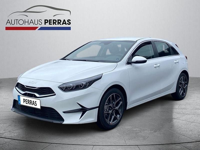 Neu Kia Ceed Spirit 140 PS (102 kW) 2025 Deluxeweiß metallic Kleinwagen