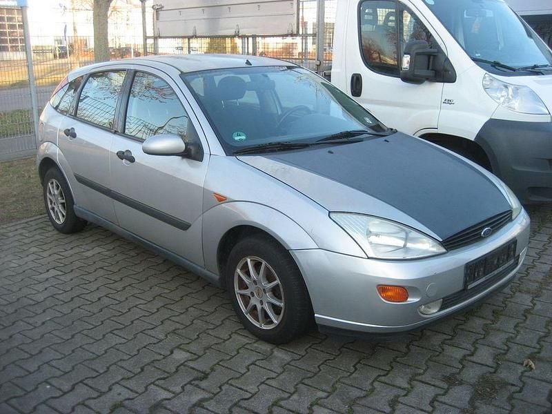 Gebraucht Ford Focus Trend 101 PS (74 kW) 1999 Silber Limousine
