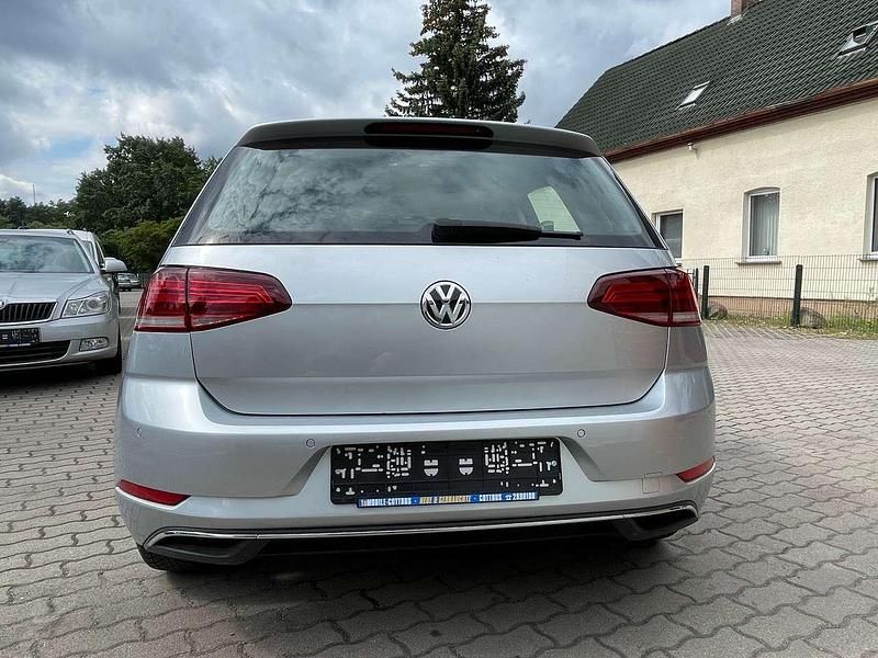 Gebraucht VW Golf VII 86 PS (63 kW) 2018 Reflexsilber metallic Limousine