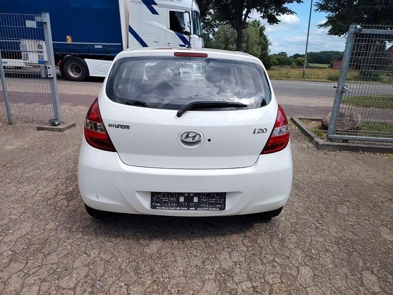 Gebraucht Hyundai i20 Classic 77 PS (56 kW) 2010 Weiß Kleinwagen