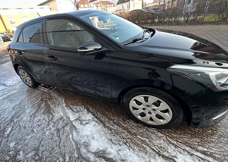 Gebraucht Hyundai i20 90 PS (66 kW) 2017 Schwarz Kleinwagen