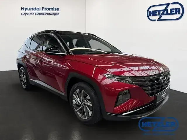 Gebraucht Hyundai Tucson Trend 150 PS (110 kW) 2021 Sunset red / phantom black / m SUV