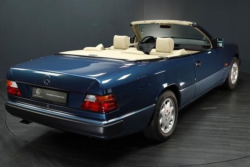 Gebraucht Mercedes E300 220 PS (161 kW) 1993 Blau Cabrio