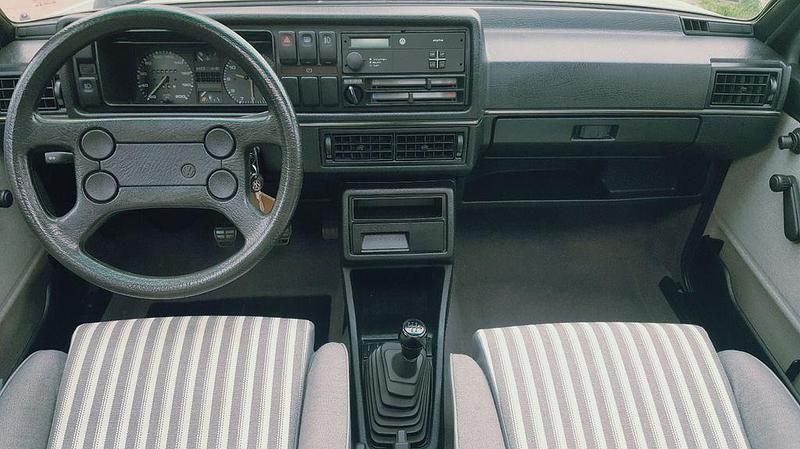 Second-hand VW Jetta 72 CP (52 kW) 1986 Argintiu Berlinǎ