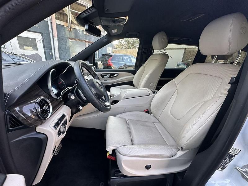 Gebraucht Mercedes V300 AMG line 237 PS (174 kW) 2023 Bergkristallweiß metallic Van / Kleinbus