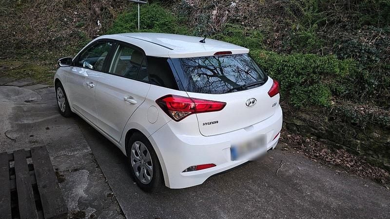 Second-hand Hyundai i20 78 CP (57 kW) 2017 Alb Hatchback