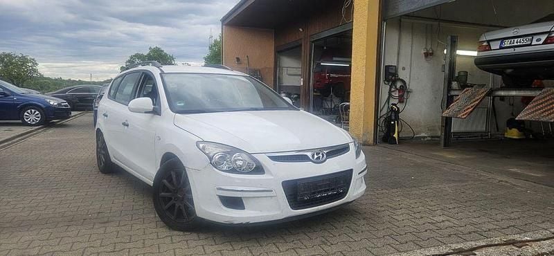 Weiß Gebraucht 2009 Hyundai i30 Edition+ Kombi | 1.490 € (Superpreis) - Bild 1/4
