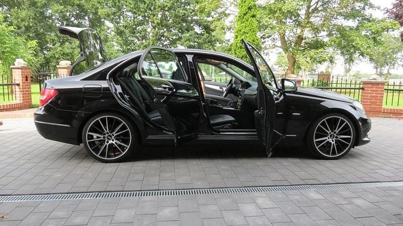 Schwarz Gebraucht 2011 Mercedes C180 Avantgarde Limousine | 6.890 € (Superpreis) - Bild 1/4