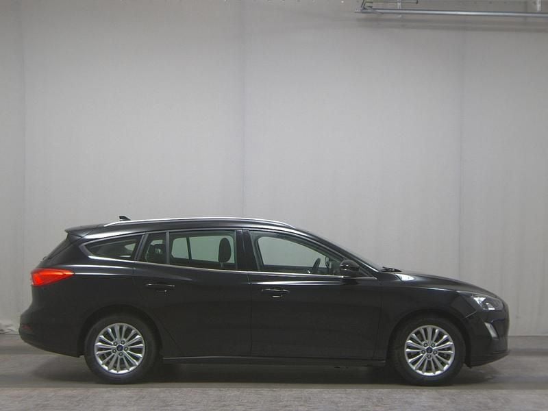 Obsidianschwarz metallic Gebraucht 2021 Ford Focus Titanium Limousine | 14.480 € (Superpreis) - Bild 1/4