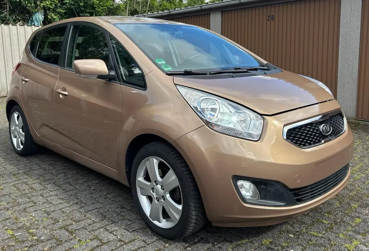 Używany Kia Venga 125 KM (91 kW) 2011 Złoty Hatchback