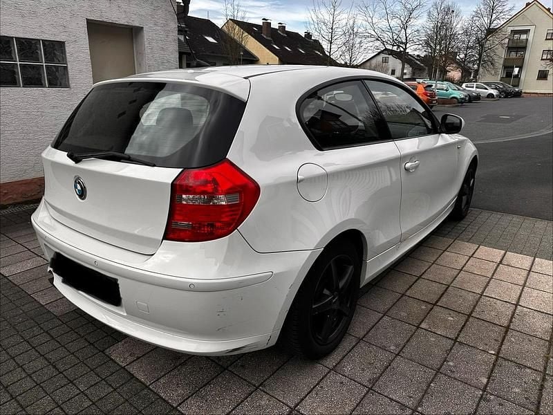 Gebraucht BMW 116 122 PS (89 kW) 2011 Weiß Kleinwagen