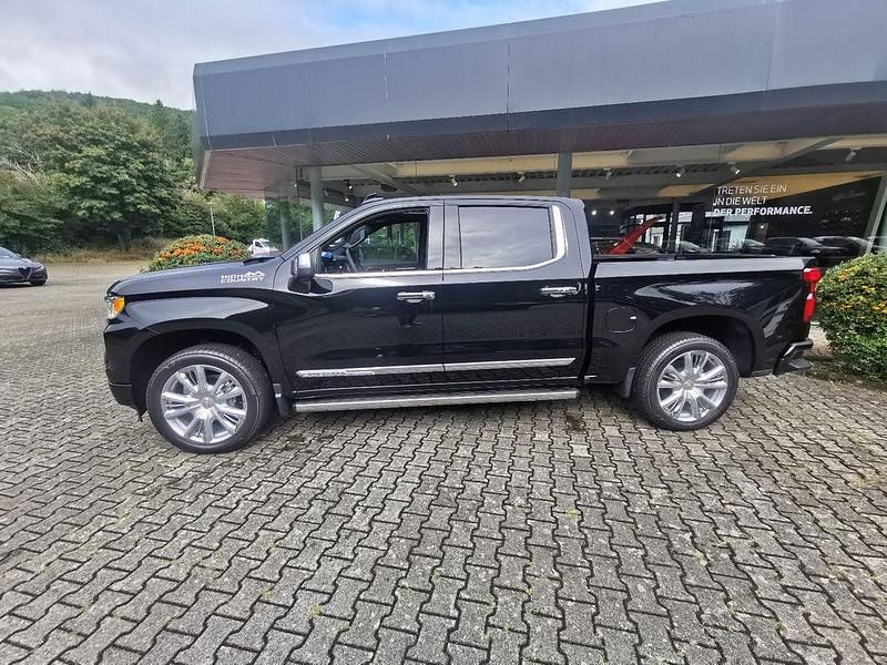 Neu Chevrolet Silverado 426 PS (313 kW) 2025 Schwarz SUV