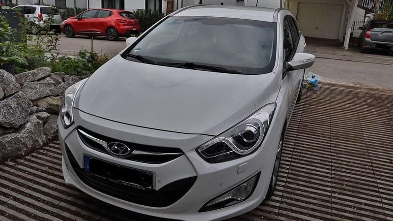 Weiß Gebraucht 2013 Hyundai i40 Comfort Kombi | 8.999 € (Teuer) - Bild 1/4