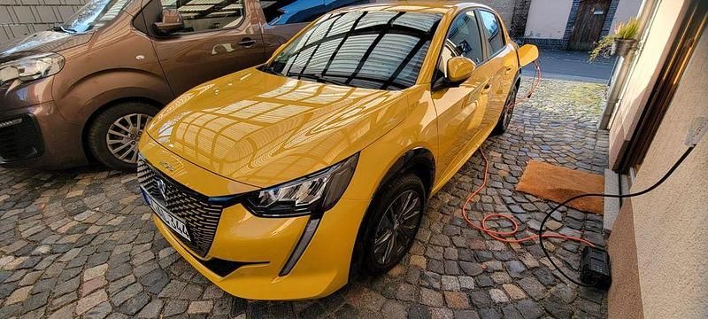 Gebraucht Peugeot e-208 Allure+ 100 kW (136 PS) 2021 Kleinwagen