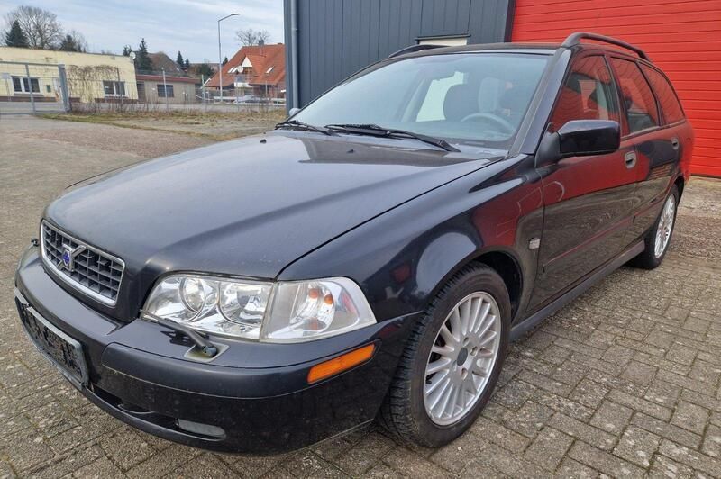 Schwarz Gebraucht 2002 Volvo V40 Kombi | 550 € (Guter Preis) - Bild 1/4