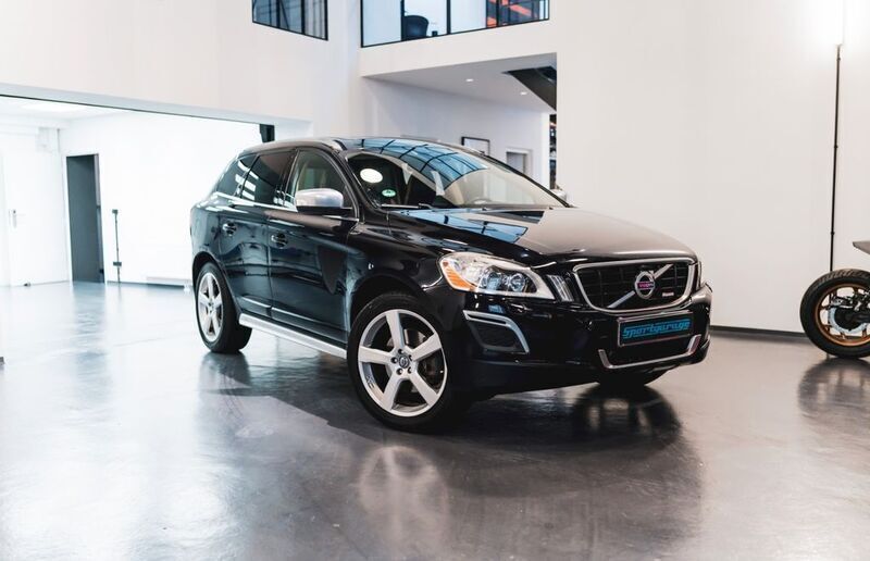 Black sapphire / metallic Gebraucht 2012 Volvo XC60 R-Design SUV | 19.500 € - Bild 1/4