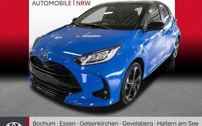 Neptune blau met. / schwarz Gebraucht 2024 Toyota Yaris Hybrid Edition Kleinwagen | 26.489 € (Fairer Preis) - Bild 1/4