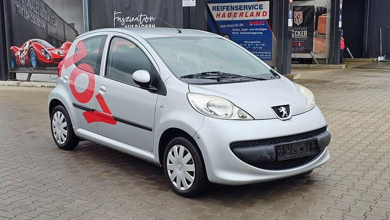 Silber Gebraucht 2005 Peugeot 107 Kleinwagen | 599 € (Superpreis) - Bild 1/4