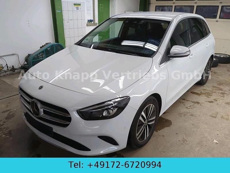 Grau Gebraucht 2021 Mercedes B200 Business Van / Kleinbus | 25.890 € (Etwas zu teuer) - Bild 1/4