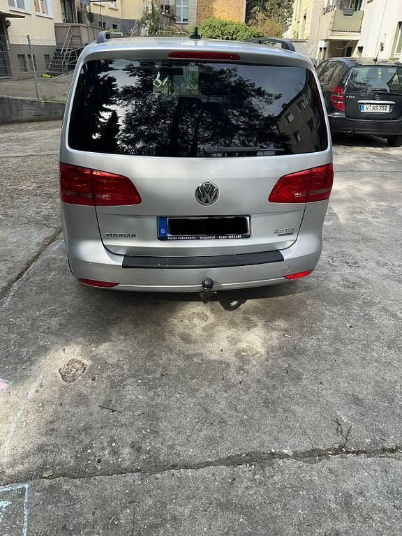 Gebraucht VW Touran Highline 140 PS (102 kW) 2014 Silber Van / Kleinbus