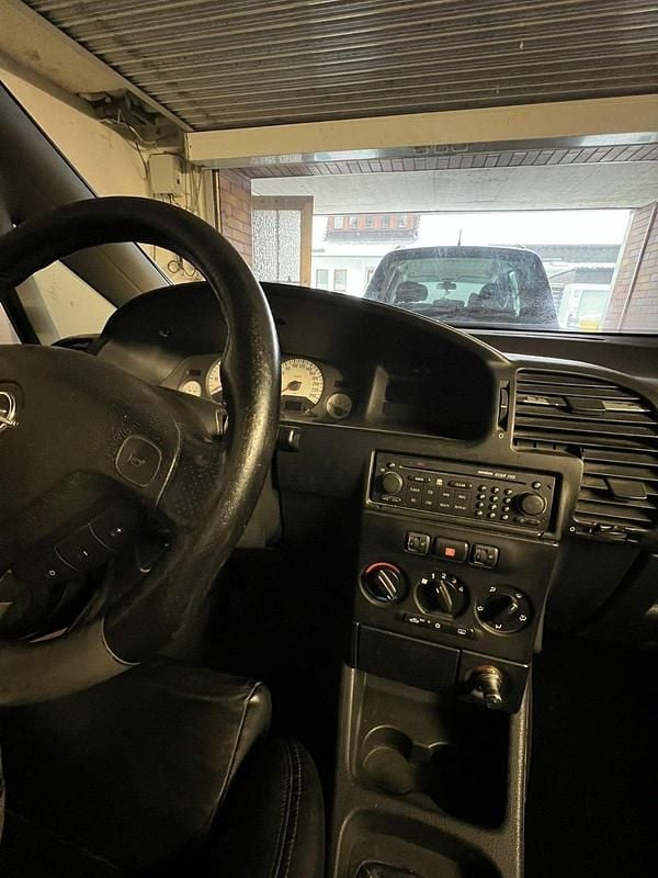 Schwarz Gebraucht 2003 Opel Zafira OPC Van / Kleinbus | 1.300 € - Bild 1/4