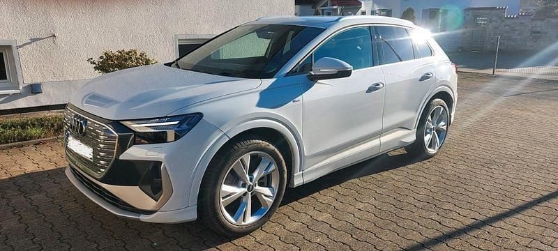 Weiß Gebraucht 2024 Audi Q4 e-tron Ambiente SUV | 45.000 € (Fairer Preis) - Bild 1/4