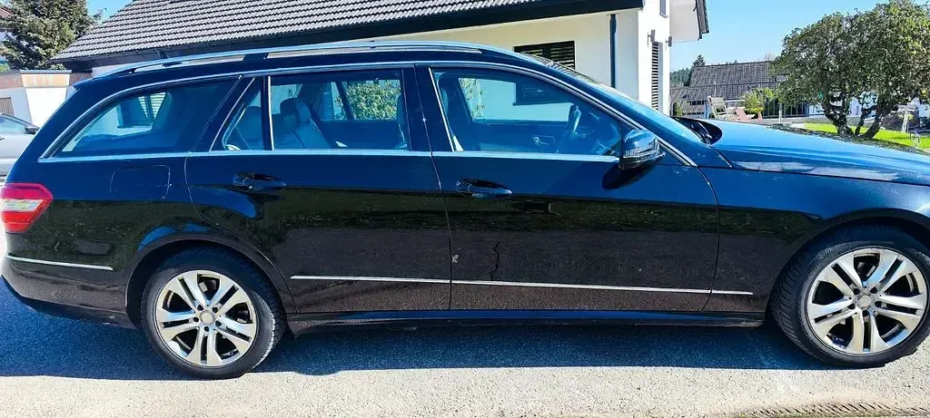 Gebraucht Mercedes E220 Avantgarde 170 PS (125 kW) 2012 Schwarz Limousine