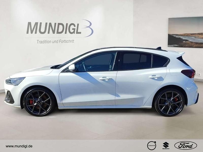 Używany Ford Focus ST 280 KM (205 kW) 2024 Biały Sedan/Limuzyna