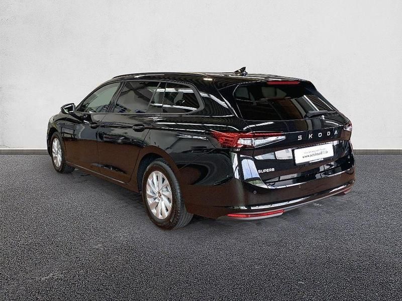 Gebraucht Skoda Superb Essence 150 PS (110 kW) 2024 Onyxschwarz metallic met. Kombi