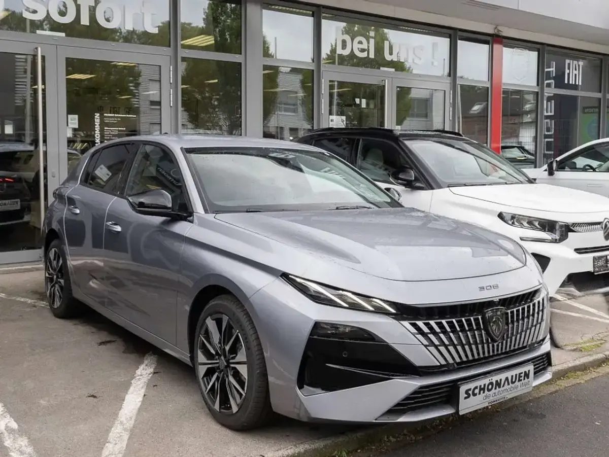 Neu Peugeot 308 Allure 136 PS (100 kW) 2026 Grau Limousine
