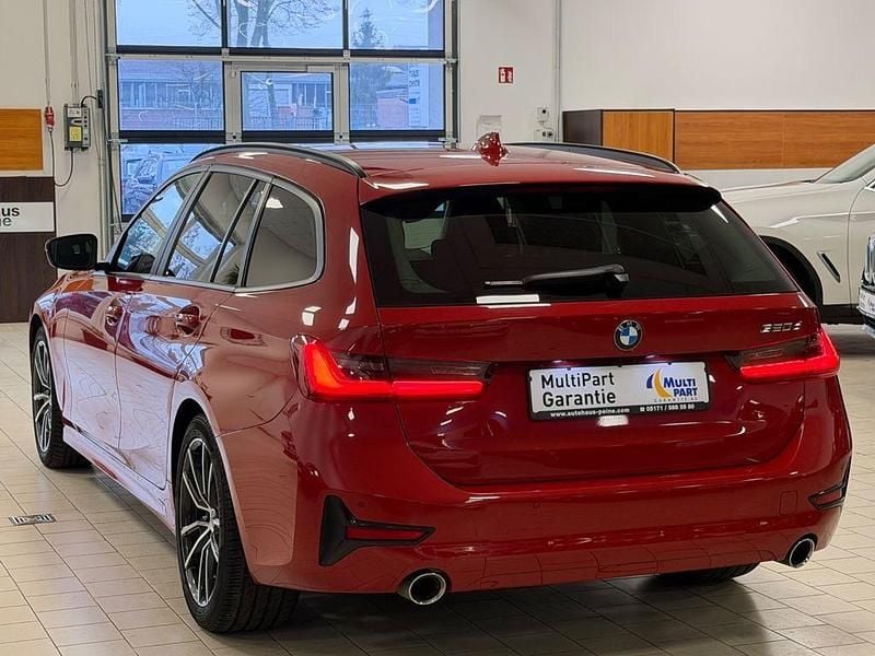 Gebraucht BMW 320 Performance 190 PS (139 kW) 2022 Rot Limousine