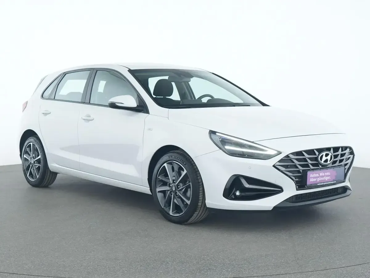 Gebraucht Hyundai i30 160 PS (117 kW) 2023 Atlas white Limousine