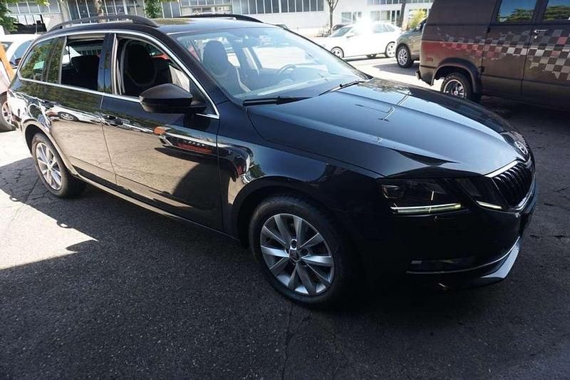 Schwarzmagic perleffekt Gebraucht 2017 Skoda Octavia Style Kombi | 11.990 € - Bild 1/4