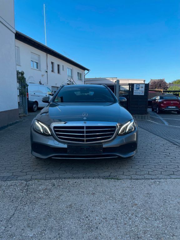 Grau Gebraucht 2019 Mercedes E220 Kombi | 28.200 € (Superpreis) - Bild 1/4