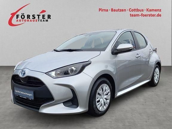 Shimmering silver metallic Gebraucht 2022 Toyota Yaris Hybrid Business Edition Limousine | 18.690 € (Fairer Preis) - Bild 1/4
