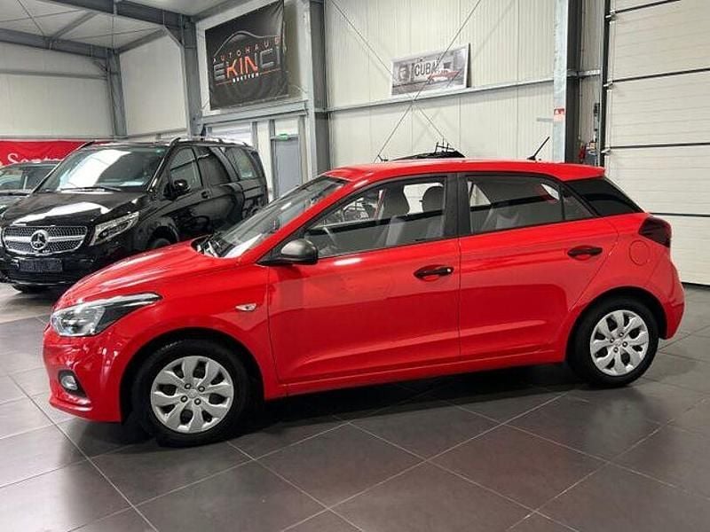Gebraucht Hyundai i20 Pure 75 PS (55 kW) 2019 Rot Limousine
