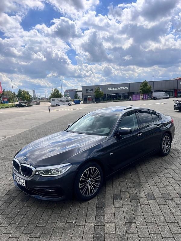 Grau Gebraucht 2018 BMW 530 Sport Line Limousine | 22.500 € (Superpreis) - Bild 1/4