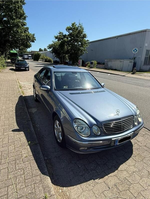 Blau Gebraucht 2003 Mercedes E500 Avantgarde Limousine | 4.100 € (Superpreis) - Bild 1/4