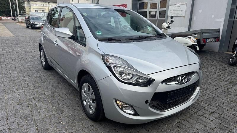 Silber Gebraucht 2014 Hyundai ix20 Van / Kleinbus | 5.390 € (Guter Preis) - Bild 1/4