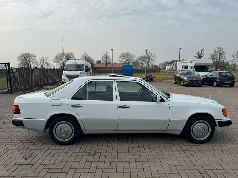 Gebraucht Mercedes E230 136 PS (100 kW) 1990 Weiß Limousine