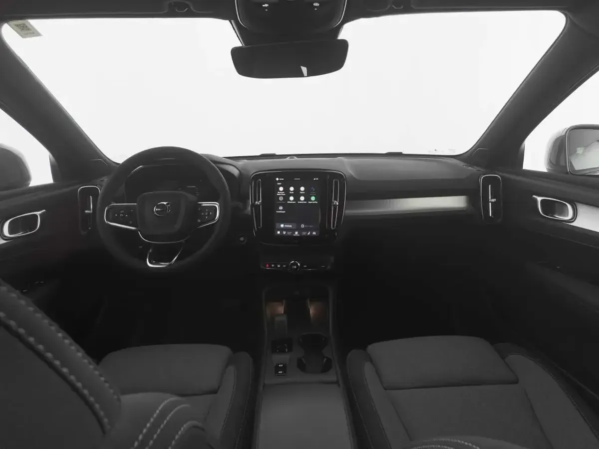 Gebraucht Volvo XC40 Core 163 PS (119 kW) 2024 Grau vapour grey / metallic SUV