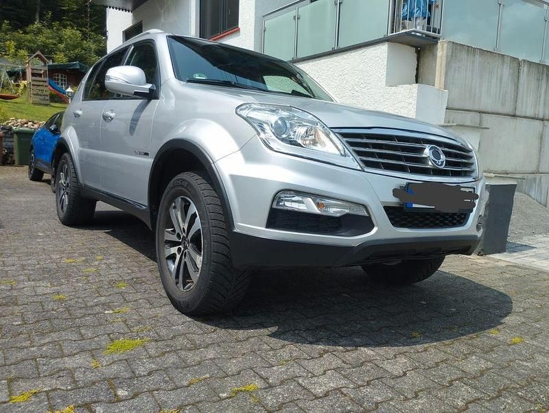 Silber Gebraucht 2014 Ssangyong (KGM) Rexton SUV | 13.900 € - Bild 1/4